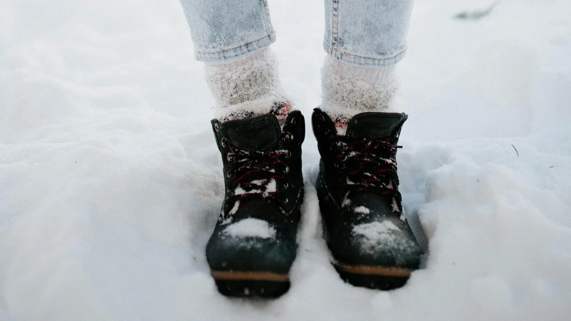 Ноги не змерзнуть навіть за -20°C: що варто зробити зі взуттям, щоб воно не промокало взимку