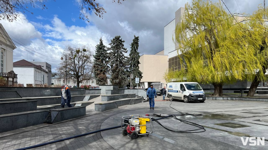 У центрі Луцька готують фонтани до Великодня