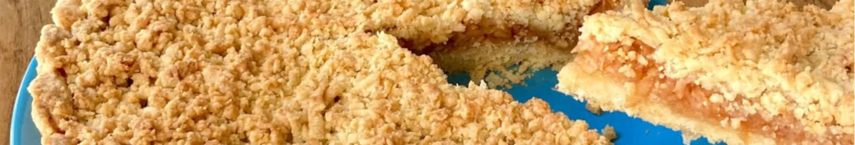 Тертий яблучний пиріг, який завжди вдається — простий рецепт із хрумким тістом і соковитою начинкою