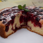 Бюджетний пиріг на кефірі з варенням: десерт на кожен день і для гостей