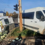 Бус від удару перекинувся на бік: у Луцьку внаслідок ДТП травмувався водій автомобіля