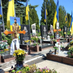 Впорядковують могили, садять квіти і замінюють прапори: родичі загиблих Героїв прибирають на кладовищі біля Луцька