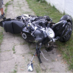 На Волині неповнолітній мотоцикліст влетів у паркан сусіда і зламав ногу