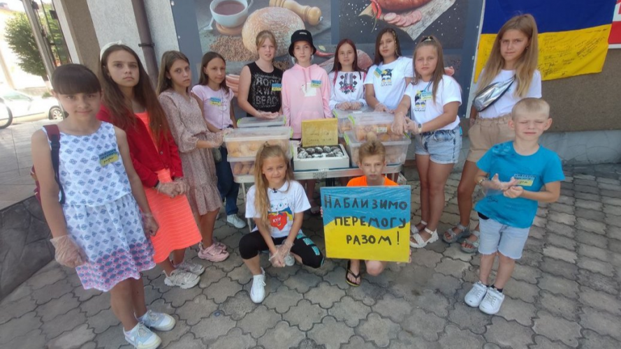 Авторка нової поштової марки з Волині продає з друзями пончики задля допомоги ЗСУ