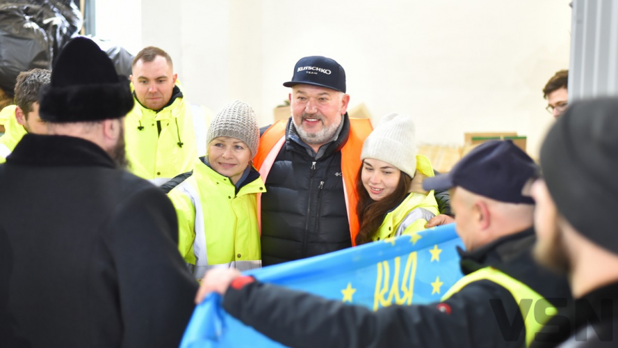 "Працюватимемо до Перемоги": у Луцьку волонтери приймають в день щонайменше 25 тонн допомоги для українців