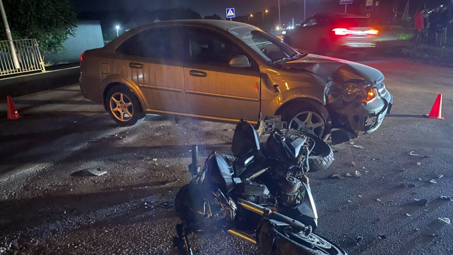 У селі біля Луцька водій Chevrolet не пропустив мотоцикл: 19-річного хлопця госпіталізували