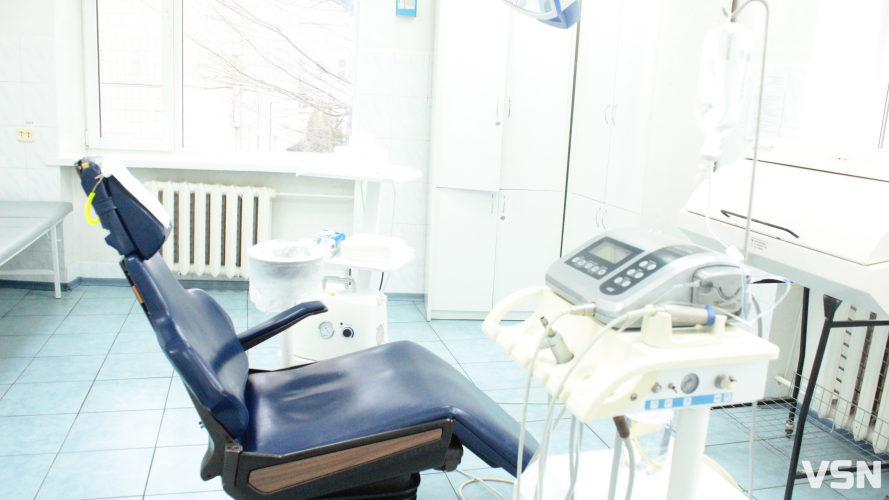 Від «чаклунства на скельці» до 3D-навігації: як у Луцьку лікують усмішки дві епохи стоматології