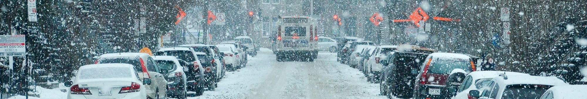 Поради водіям: де категорично не варто паркувати авто взимку