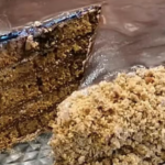 Медовик без духовки  —  ніжний торт на сковороді з шоколадною глазур’ю