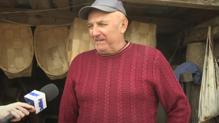 «Не було такої хати, щоб чоловік не робив»: майстер з Луцького району виготовляє коробки з дерева
