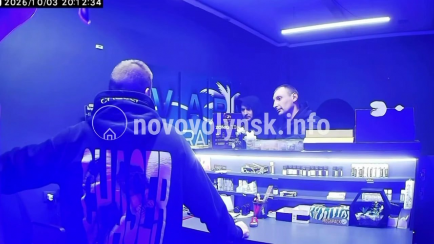 Скрутили просто на роботі: у Нововолинську чоловіка силоміць вивели з вейпшопу — що кажуть у ТЦК