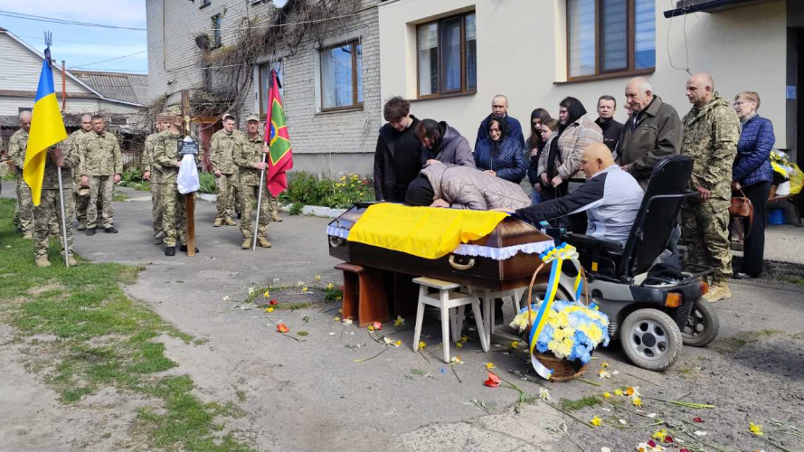 Останній дзвінок для Героя: у місті на Волині попрощалися з Олександром Каленюком