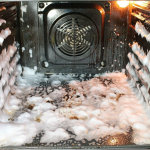 Як швидко очистити духовку від жиру та бруду