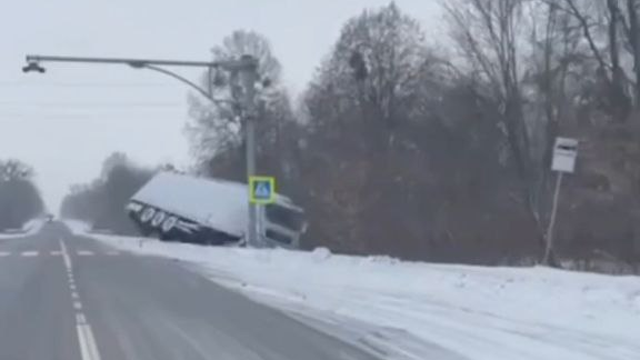 Поблизу Луцька вантажівка злетіла в кювет. Оновлено