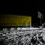 Застрягли і перекрили рух: на Волині витягли зі снігу дві вантажівки