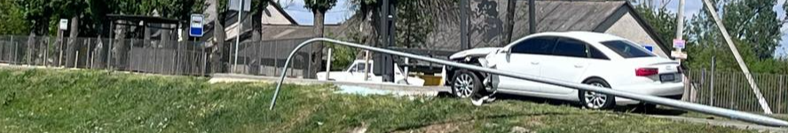 На Волині водій Audi врізався в електроопору і зупинку: травмувалася 17-річна пішохідка