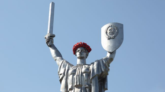Пів мільйона українців за заміну герба СРСР на щиті Батьківщини-матері на тризуб