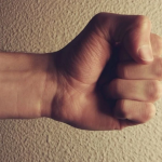 Волинянин жорстоко побив сусідку: суд направив його на примусове лікування