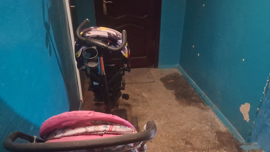 Прорвало стічну трубу: у Луцьку через замерзлий лід у стояку затопило під'їзд