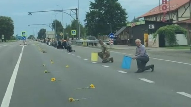 На Волині навколішки, із квітами та прапорами зустріли полеглого Героя Віктора Олькевича