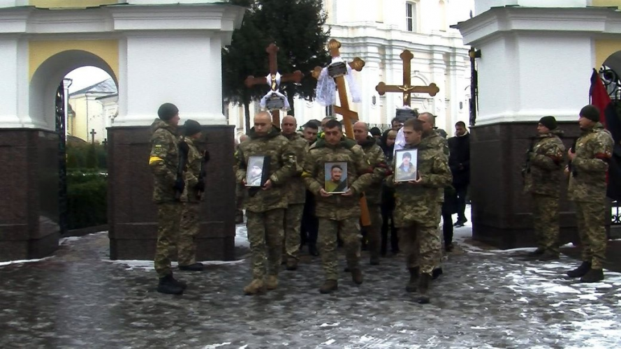 «Місяць тому на війні загинув батько»: у Луцьку попрощалися з трьома Героями