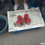 У Луцьку на ринку з’явилися перші чорниці та суниці: ціни кусаються через поганий урожай