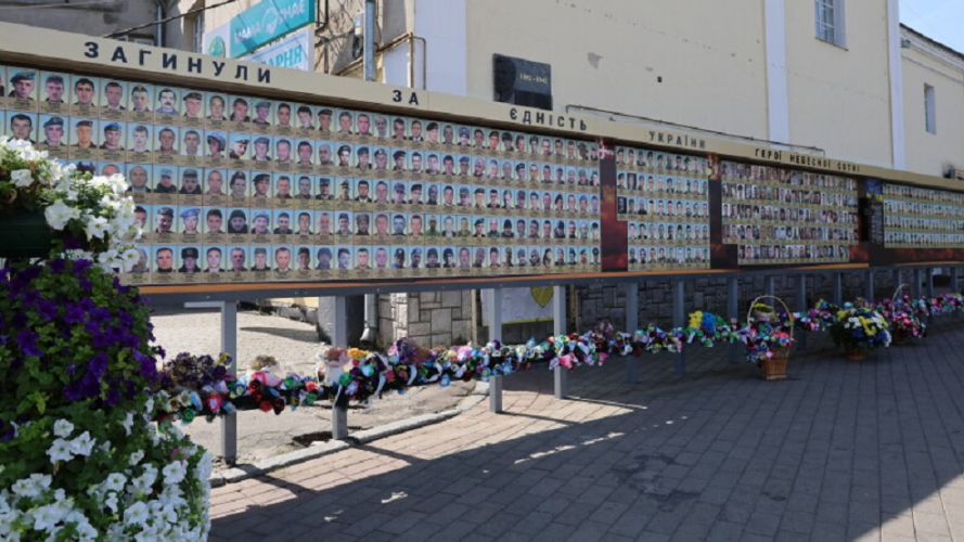 Чи переноситимуть стелу загиблих воїнів у Луцьку: що кажуть влада і родини