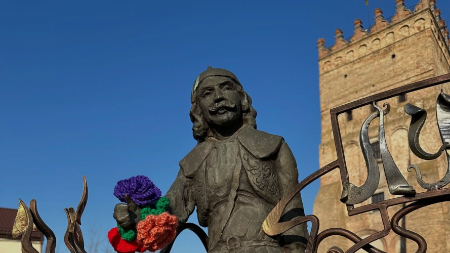 У Луцьку волонтерки замінили зимові шапки кликунів на в’язані квіти