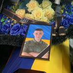 У Луцькому районі священник провів чин похорону загиблого воїна Івана Зелінського, якого менш ніж рік тому вінчав
