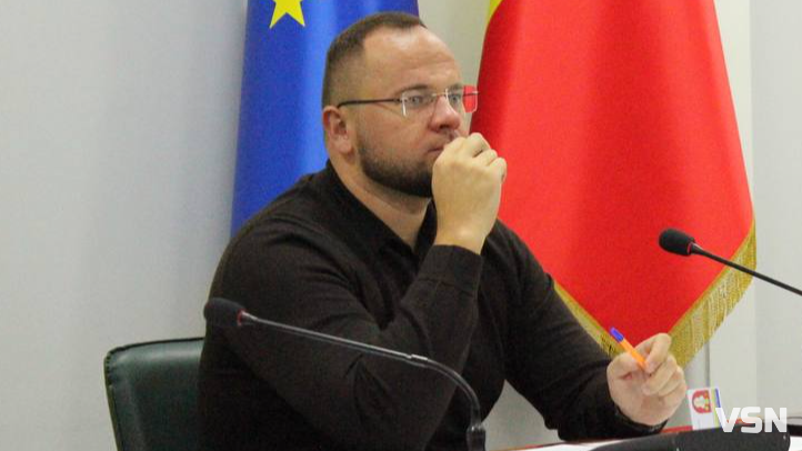 Мішки сміття та шумні вечірки: у Луцьку вирішують проблему вечірніх зборів молоді на Театральному майдані