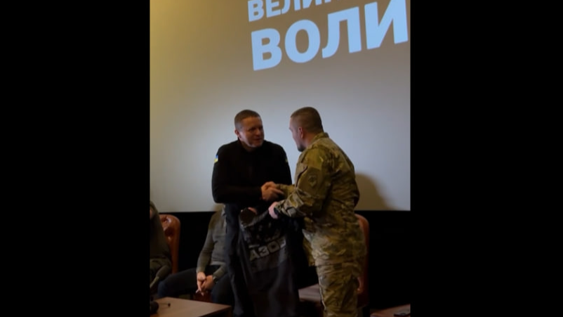 «Азовці» подарували голові Волинської ОВА Івану Рудницькому нагрудний знак. Відео