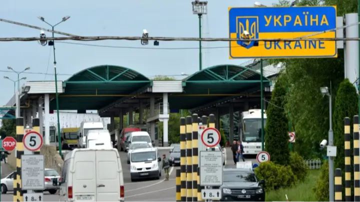 На одному з КПП з Польщею автобуси не пропускатимуть на виїзд до листопада 2027 року: що відомо