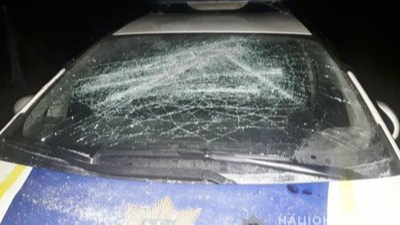 У Луцькому районі чоловік кувалдою пошкодив авто поліції і погрожував косою