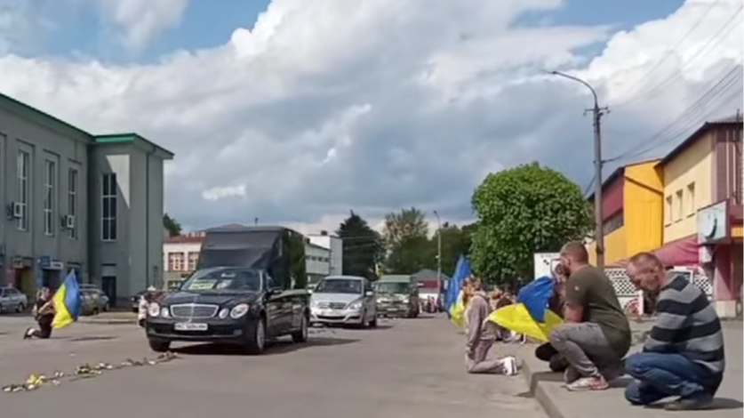 Зі сльозами та квітами: громада на колінах зустріла полеглого Героя Володимира Мельника