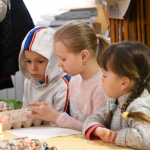 У селі під Луцьком дітей-переселенців навчають розписувати писанки