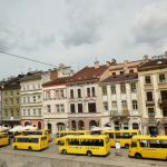 Екскурсія, яка не відбудеться: у Львові виставили порожні автобуси у пам'ять про вбитих дітей