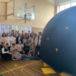 Свято у планетарії: у Луцьку «класна мама» влаштувала сюрприз своїм випускникам