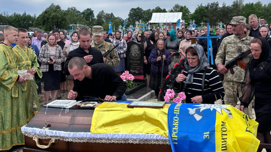 Майже два роки вважався зниклим безвісти: на Волині в останню земну дорогу провели Героя Михайла Ковальчука. Фото
