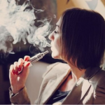 Через відсутність запаху підлітки починають курити частіше: луцька лікарка - про шкоду електронних сигарет