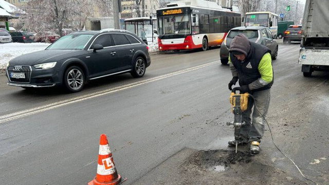У Луцьку почали аварійний ямковий ремонт доріг: на яких вулицях проводять роботи