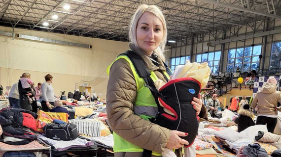 «Спали під воротами в спортзалі»: історія волинянки, яка стала порятунком для сотень українців у Польщі