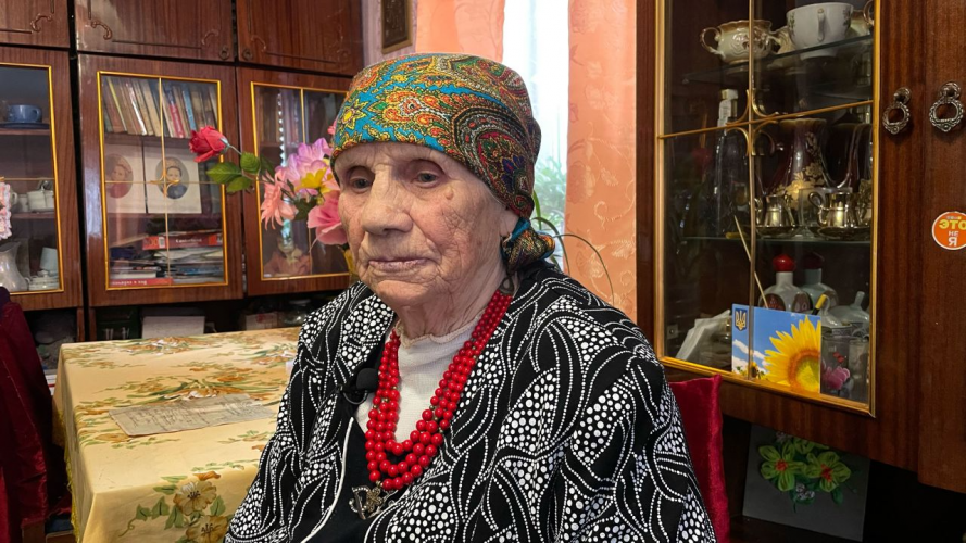 102-річна бабця, яка пережила Голодомор, плете маскувальні сітки для ЗСУ. Фото