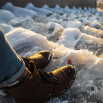 Не сіль і не пісок: чим посипати зимові доріжки, щоб швидко розтопити лід