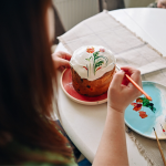 Прикрашає петриківським розписом: волинянка перетворює паски на витвори мистецтва