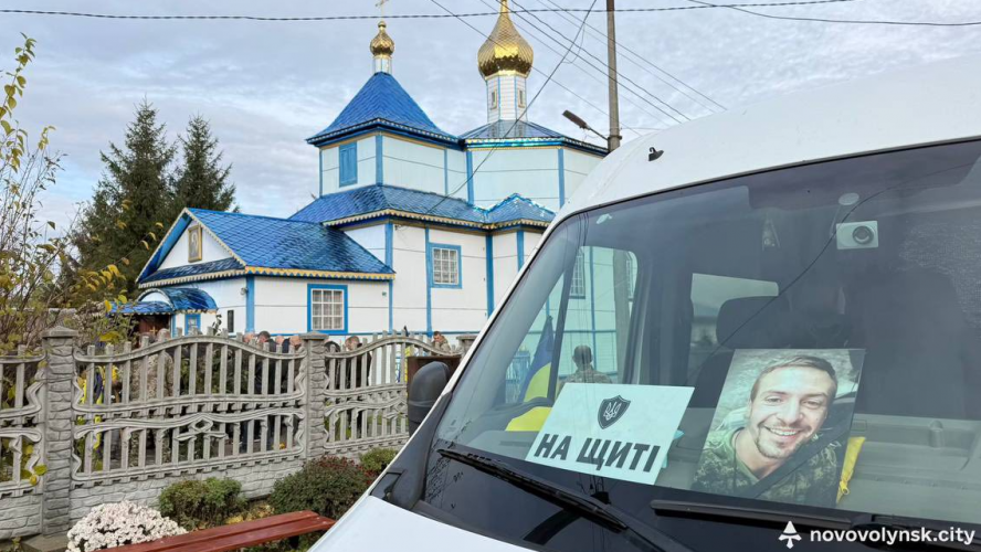 Коровай ділили на похороні: на Волині провели в останню дорогу Героя Павла Дорощука