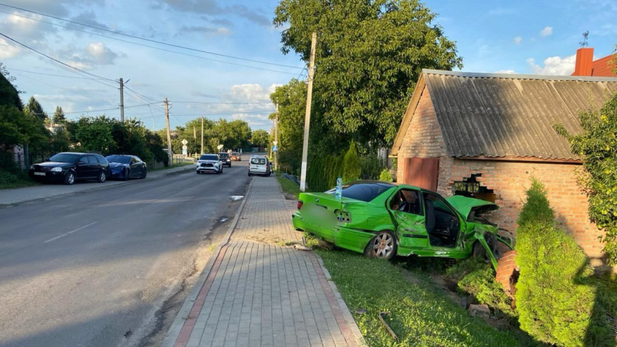 Біля Луцька п'яний водій BMW злетів з дороги та в’їхав у чужий двір: травмувався 20-річний пасажир