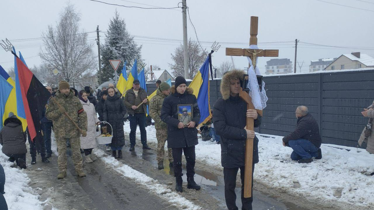 Був частиною сталевого щита, що захищає нас від ворога: на Волині поховали 36-річного Героя Віктора Чижа