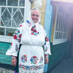 67-річна волинянка зберігає вишиваний костюм, що отримала у спадок від матері