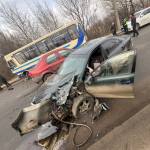 Водій Mazda виїхав на зустрічну і зіткнувся з автобусом: подробиці ДТП у Луцьку на Гнідавській