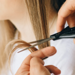 Коли йти до перукаря у грудні 2025 року: найкращі дні за місячним календарем